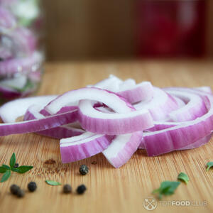 нарезать красный лук