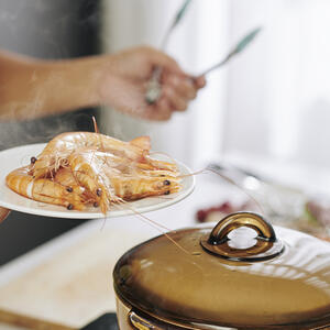 Варить креветки