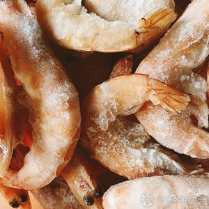 Подготовить креветки