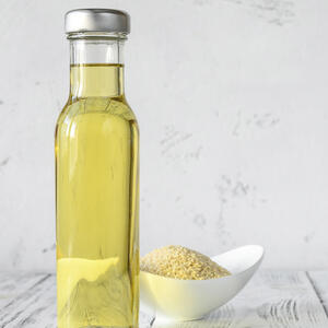 налейте кунжутное масло