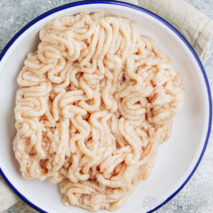 Положите куриный фарш в миску