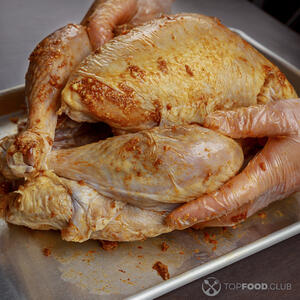 положить курицу