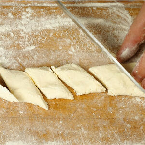 Нарежьте вареники