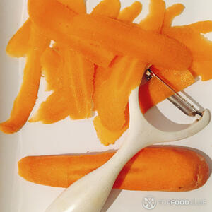 чистим морковь