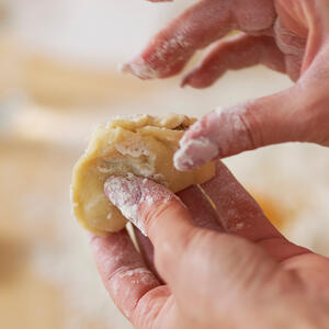 Скрепляем тесто.