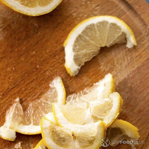 Лимон дольками