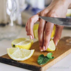 Резать лимон