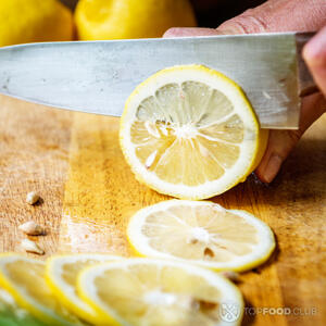 Резать лимон
