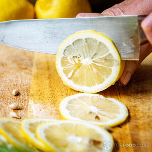 Нарезаем лимон