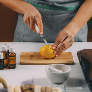 Резать лимон