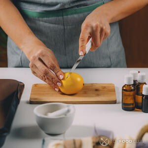 Нарезать лимон