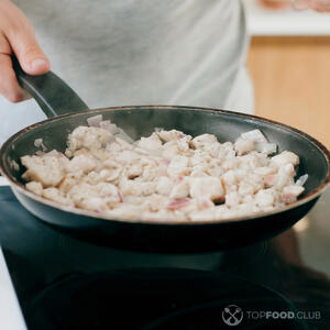 обжарить курицу с луком