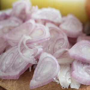 Резать лук шалот