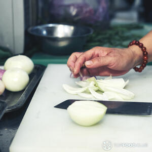 Нарежьте лук