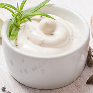 Добавляем майонез.