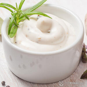 Добавляем майонез.