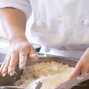 Обвалять в сухарях