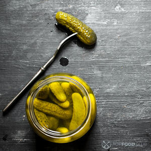 достать огурцы