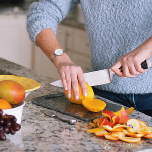 Разрежьте манго