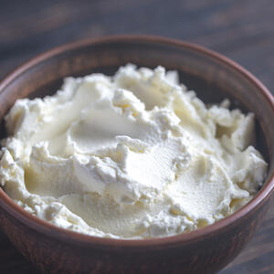 Творог протрите через сито