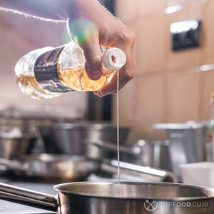 Налить масло