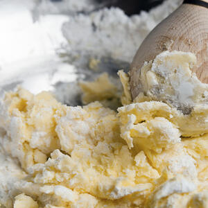 Перемешать масло с мукой