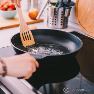 Разгреть сковороду и добавить сливочное масло