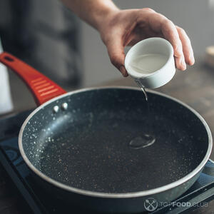Нагреть сковороду