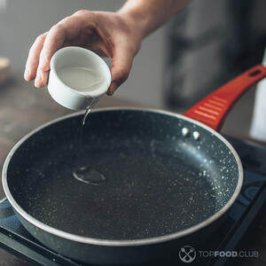 Накаляем сковороду с толстым дном и добавляем растительное масло.