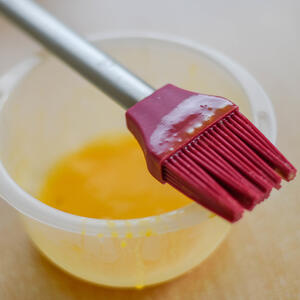 Смазать яйцом