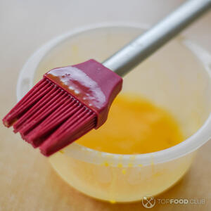 смазать кисточкой