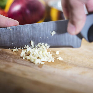 Чеснок измельчите ножом или в прессе