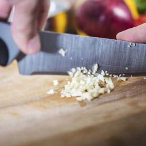 Резать чеснок