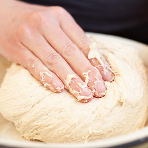 Месите тесто