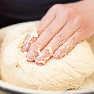 Месить тесто