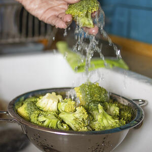 Капусту брокколи разделите на соцветия, промойте под проточной водой и обсушите. 