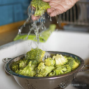 Моем брокколи.