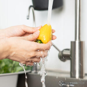 Помыть желтый перец