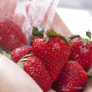 Промойте клубнику