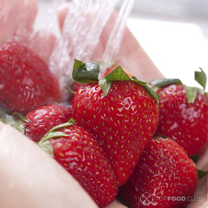 мыть клубнику