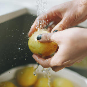 Лимон вымойте,