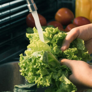 Мыть салат