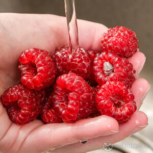 Ягоды малины вымойте