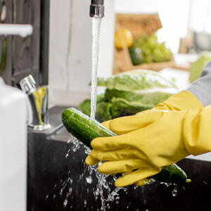 Мыть огурец
