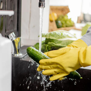 моем огурцы