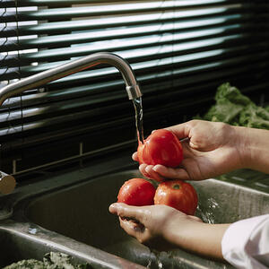 Моем помидоры