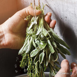 Свежий шалфей ополосните, обсушите