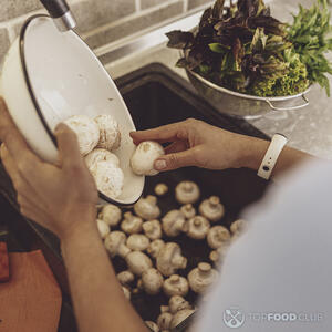 чистить и мыть шампиньоны