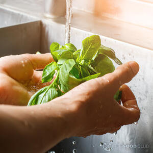 мыть шпинат