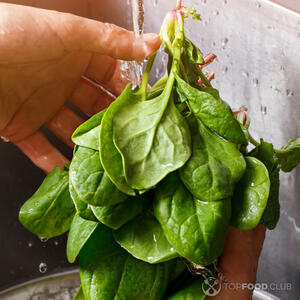 мыть шпинат